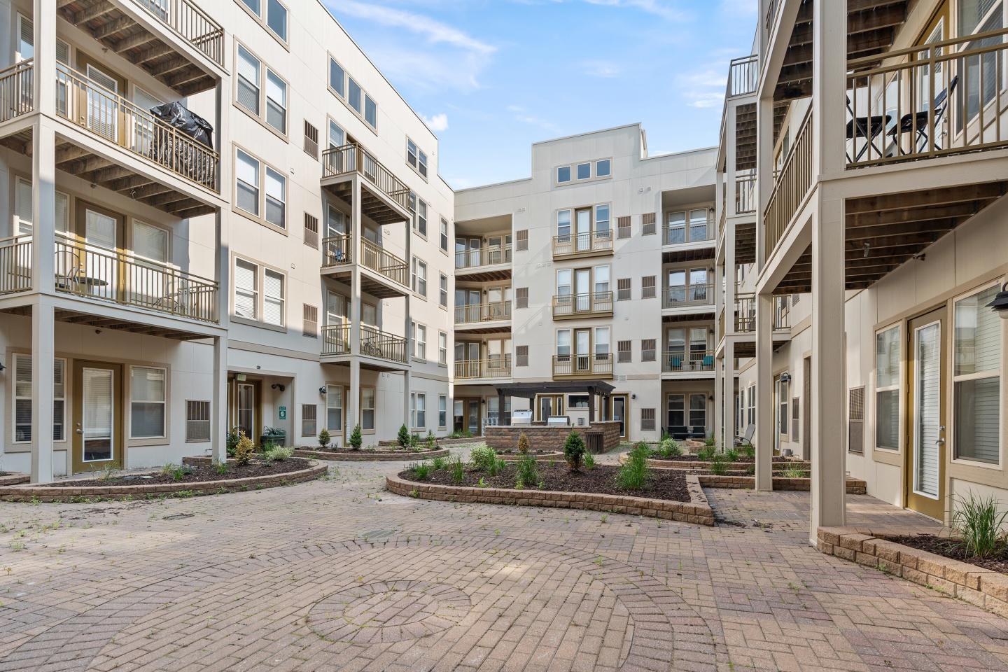 Uptown Lake Apartments Image 35