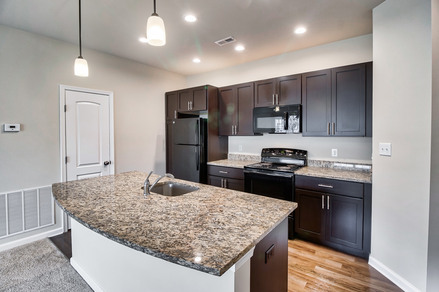 Ocean Aisle Luxury Apartment Homes Image 16