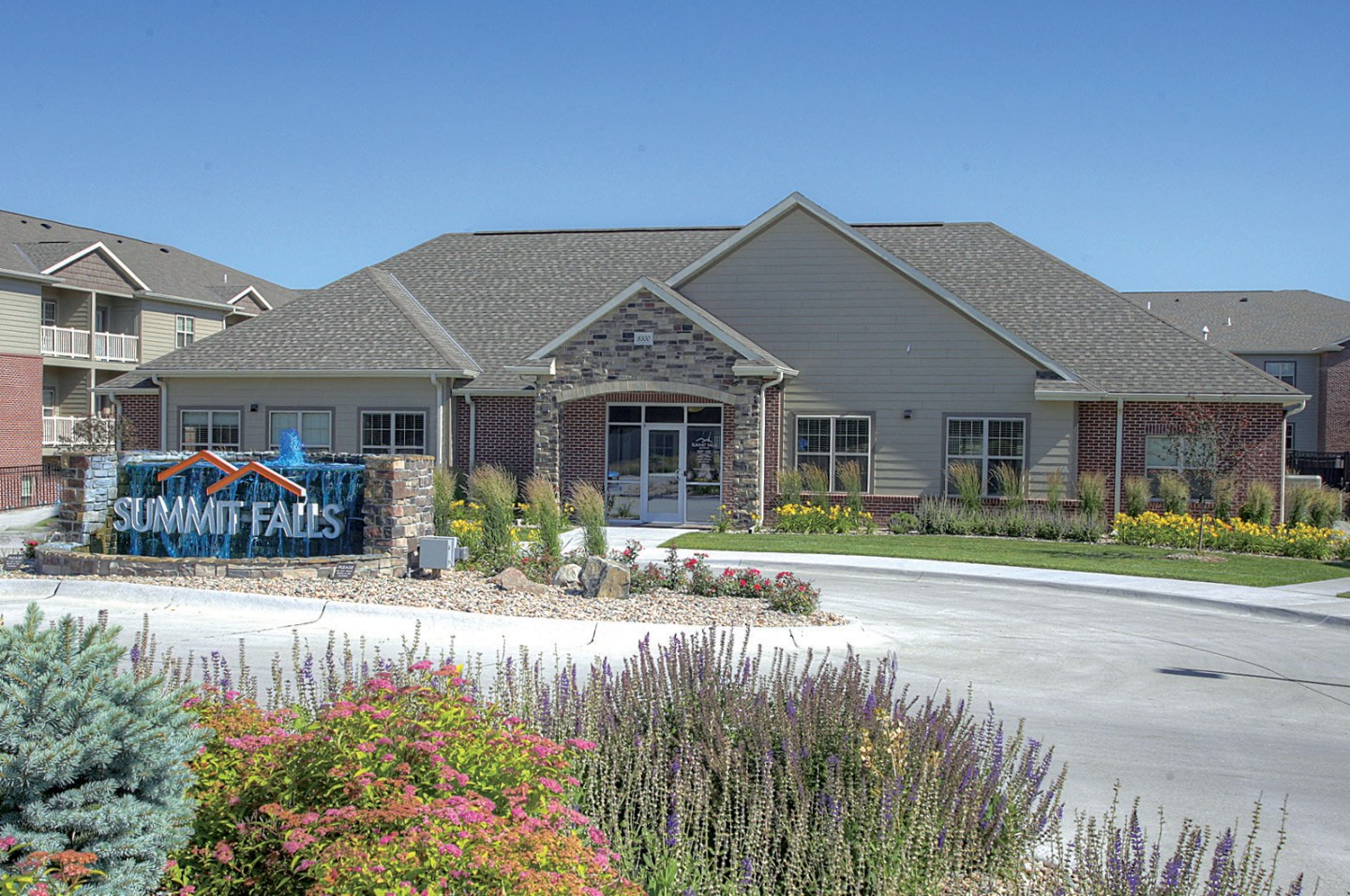 Lincoln Summit Falls Apartments & Townhomes Image 6