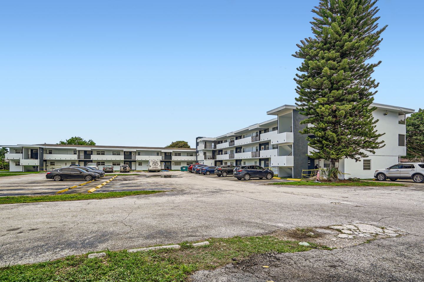 Lakeshore Presidential Apartments Image 13