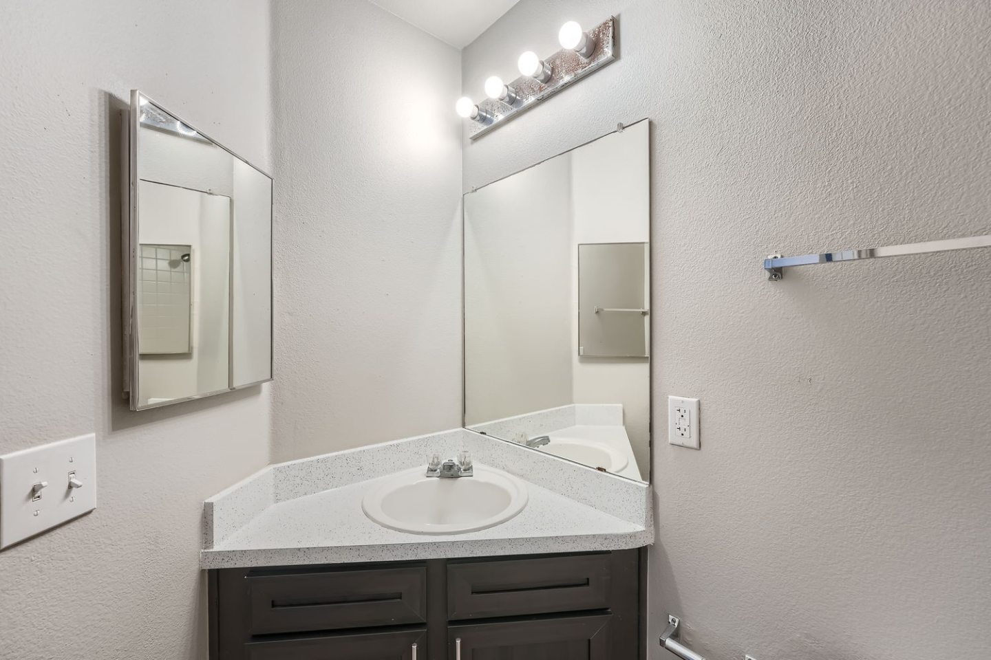 Lakeline Apartments Image 26