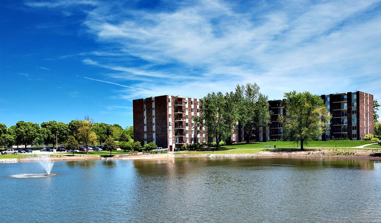 Twin Lake Towers Apartments Image 10