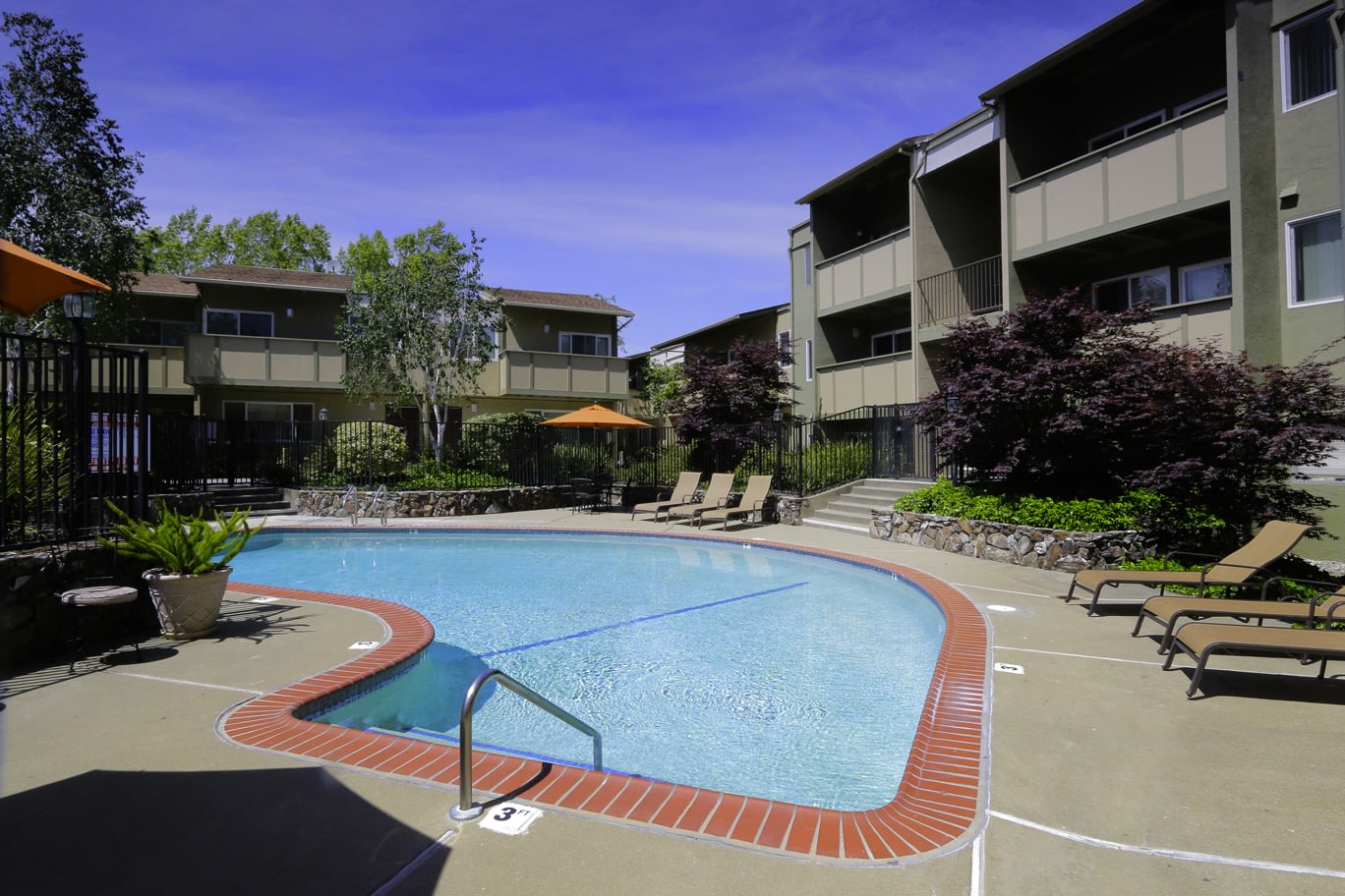Town House Plaza Image 8