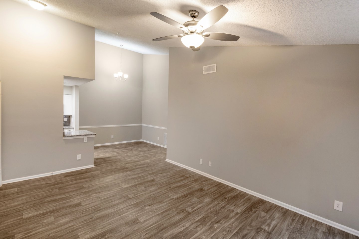 Avery Glen Luxury Apartments Image 13