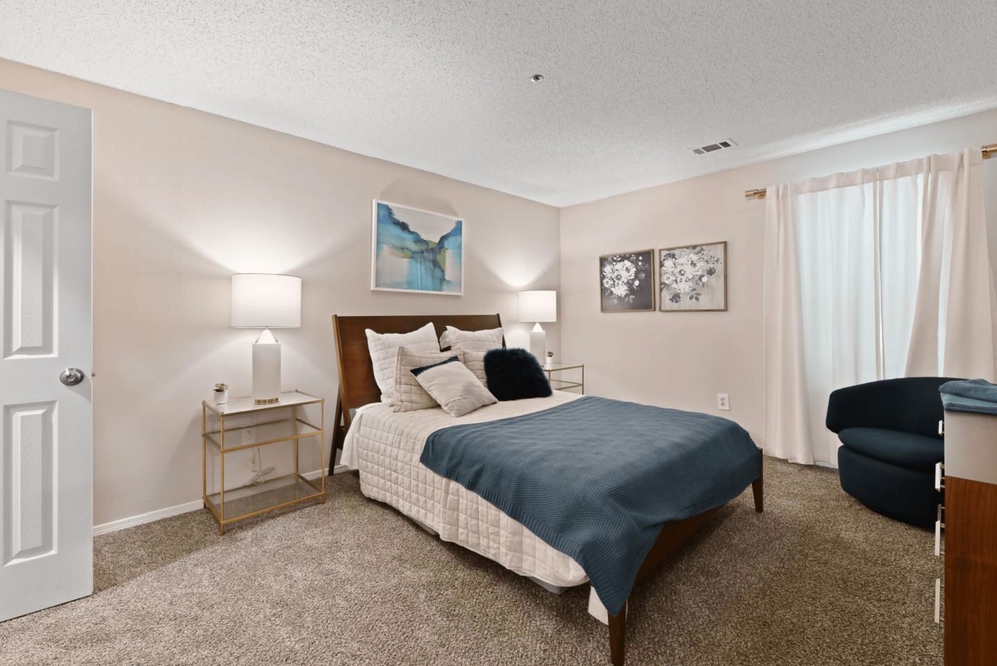 300 Riverside Apartment Homes Image 11