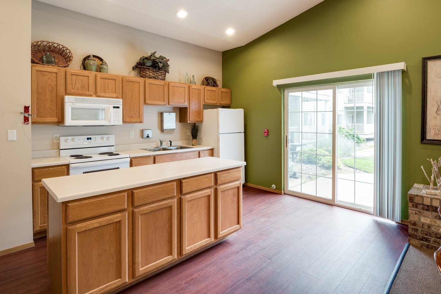 Platinum Valley Apartments Image 14