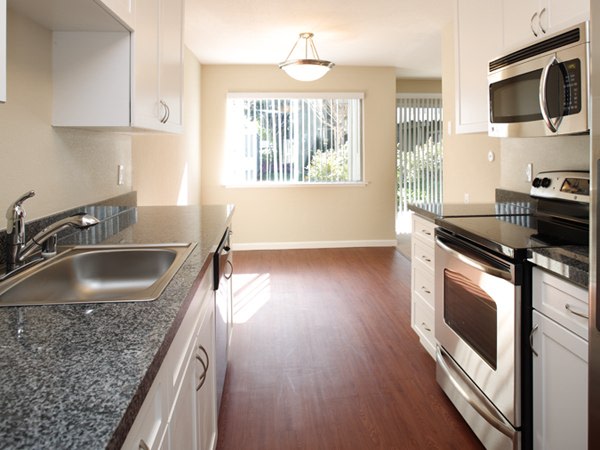 Shadowbrook Apartments Image 8