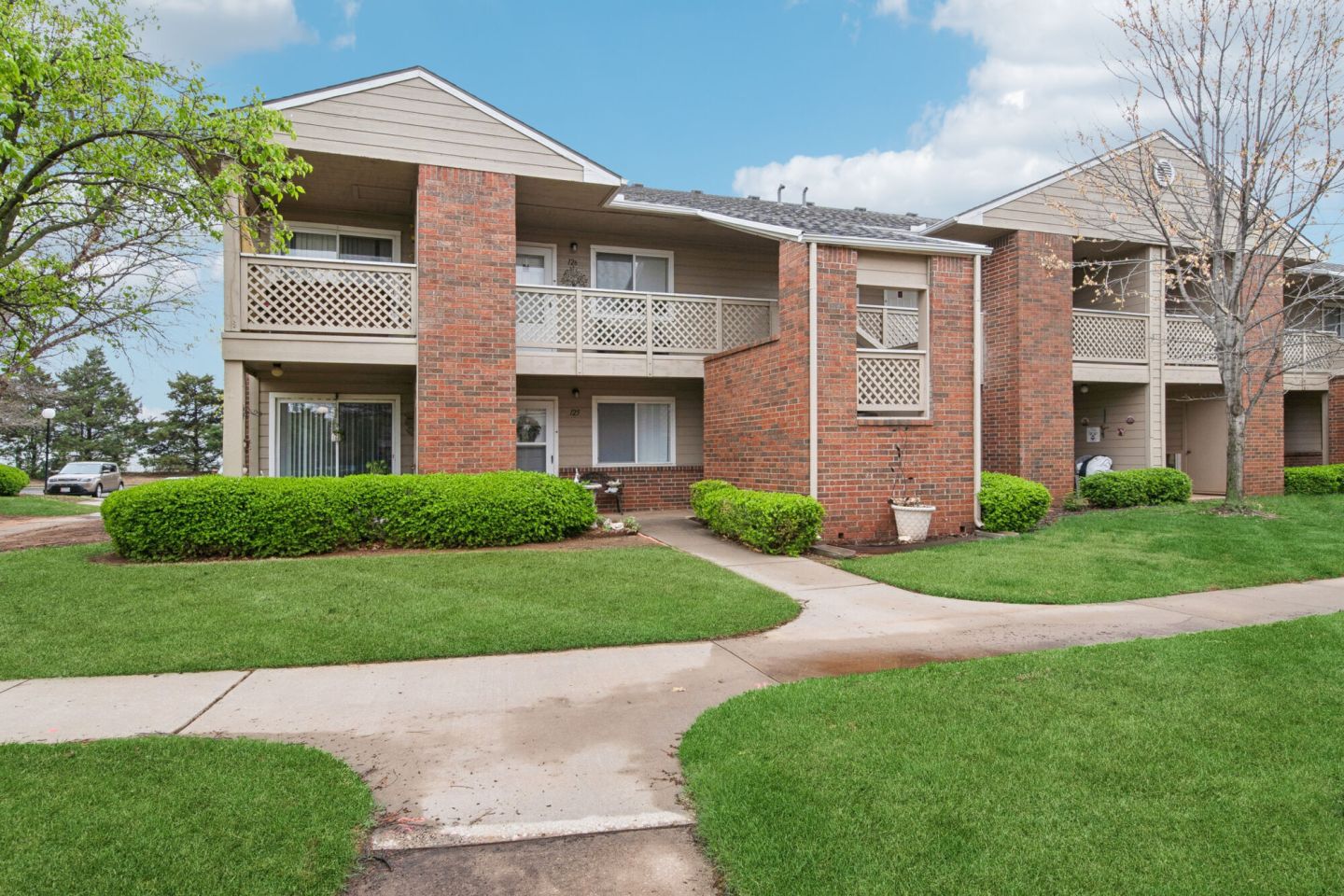 Rosewood Manor - Senior Living: 55+ Image 11