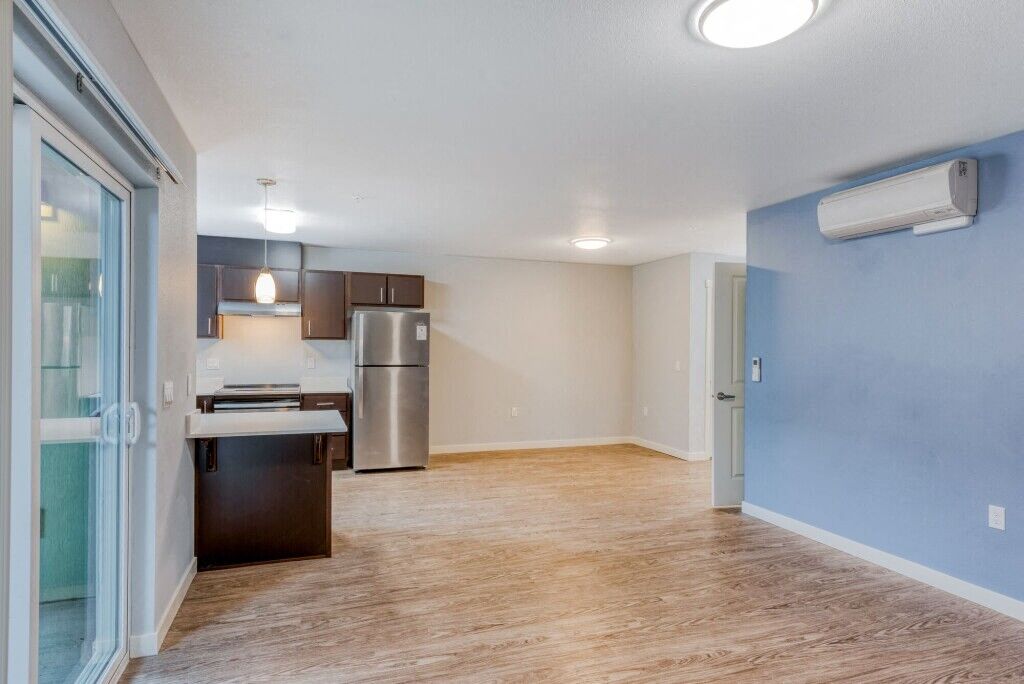 Queen Court Apartments Image 43