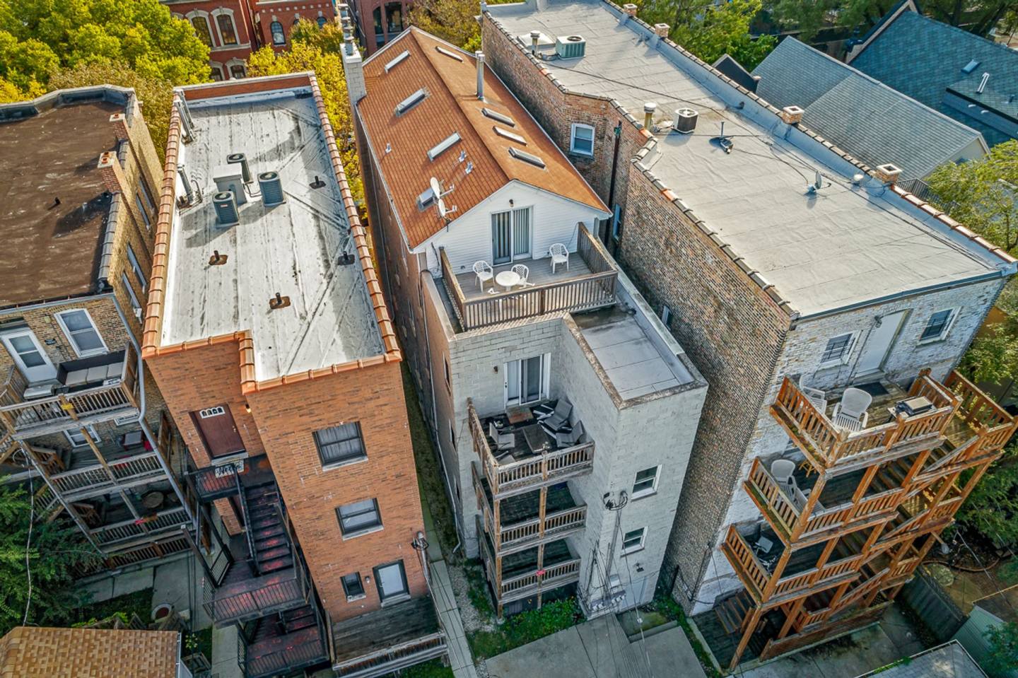 2320 N Southport Ave Image 2