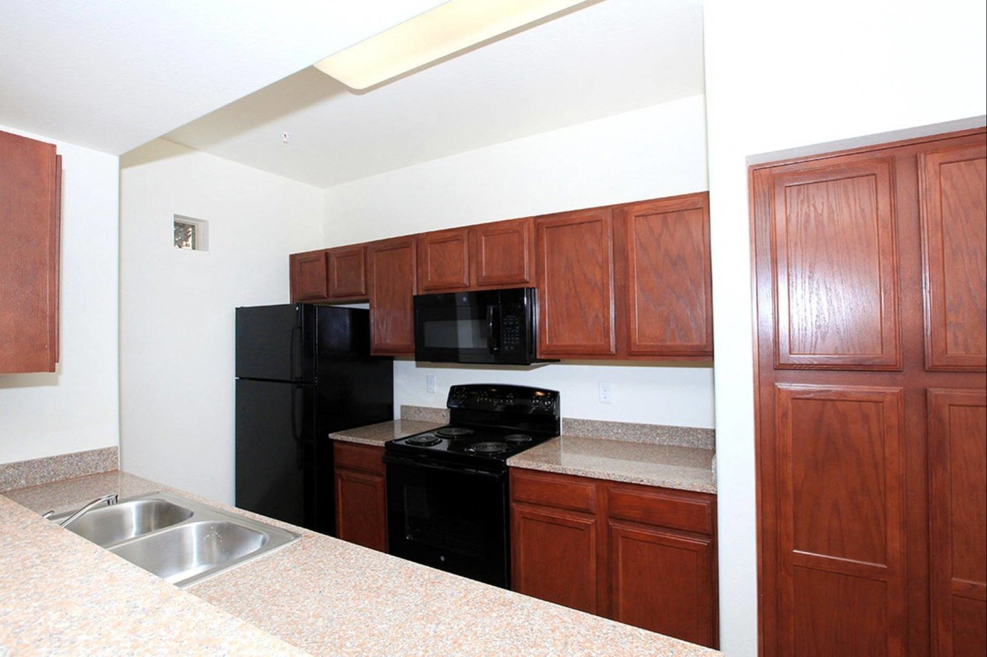 Raintree Apartments Image 14
