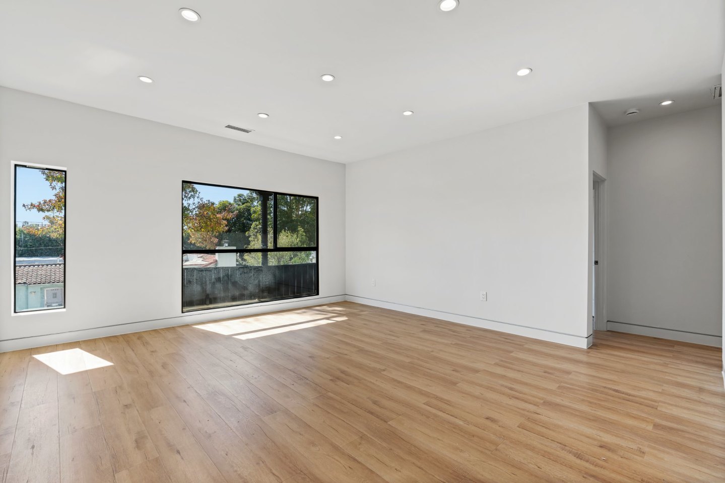 7229 Willoughby Ave Image 5