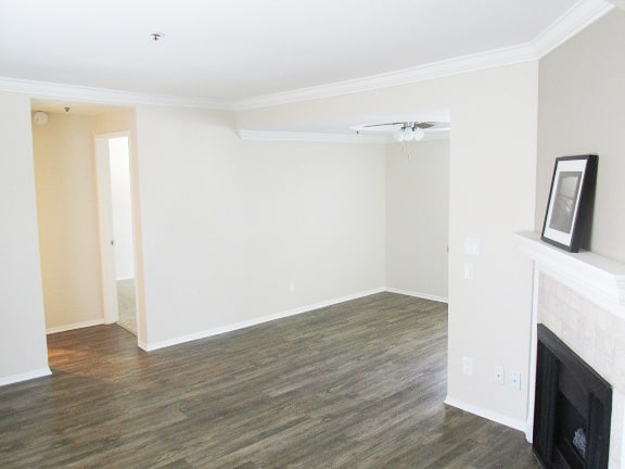 Warner Courtyard Apartments Image 10
