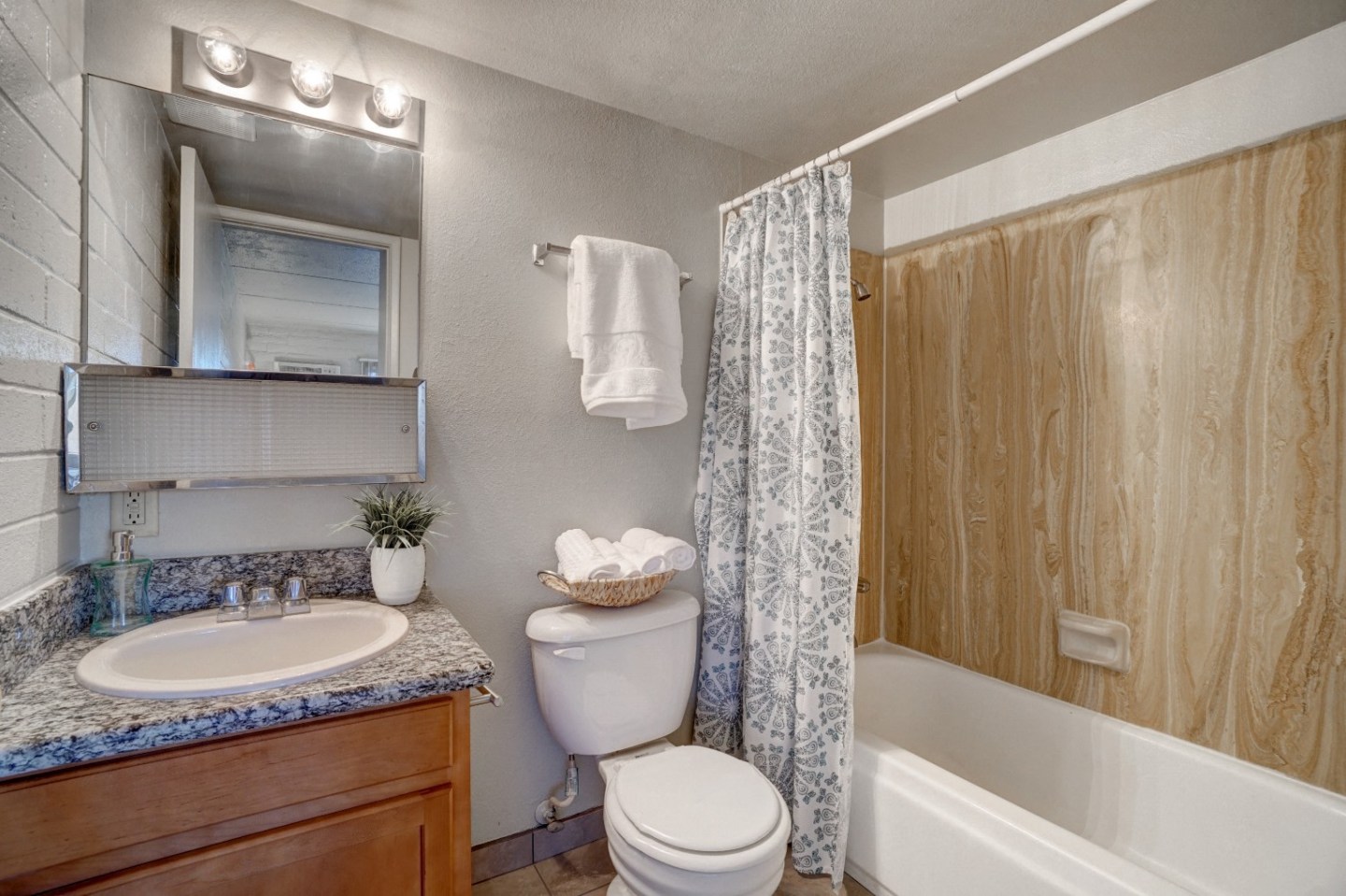 University Manor Apartments Image 6