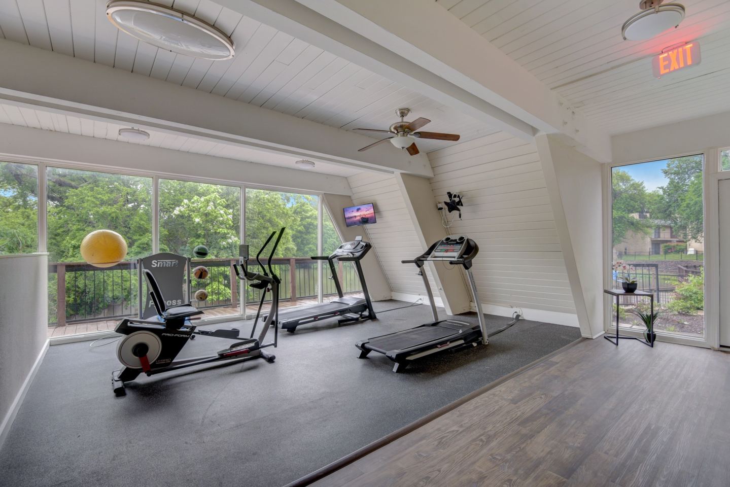 Lakefront Villas Image 11