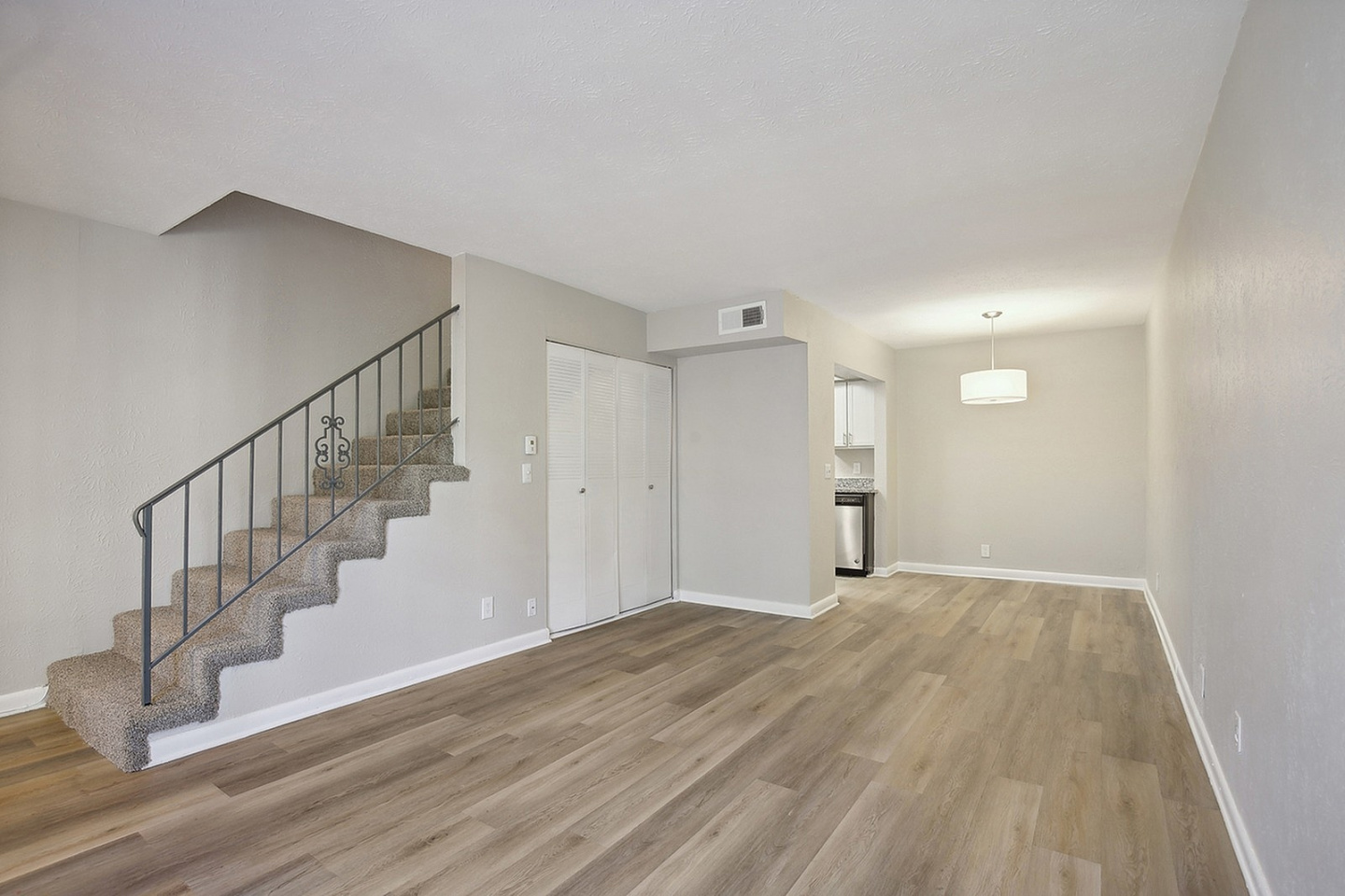 Iroquois Apartments Image 36