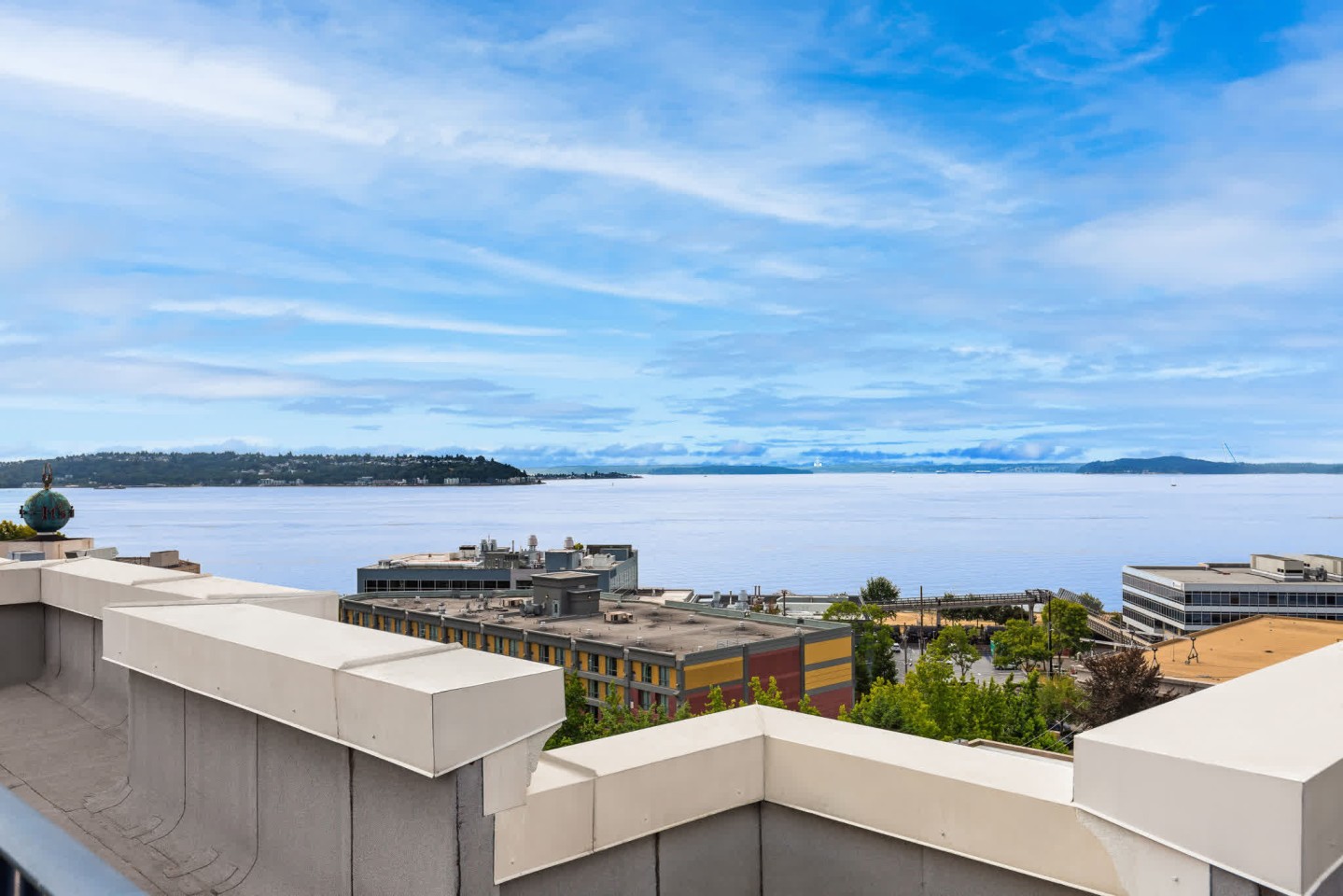 Uptown Queen Anne Image 20