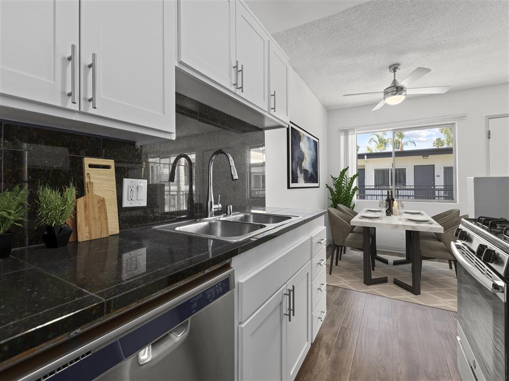 Pacific Rose Apartments Image 3