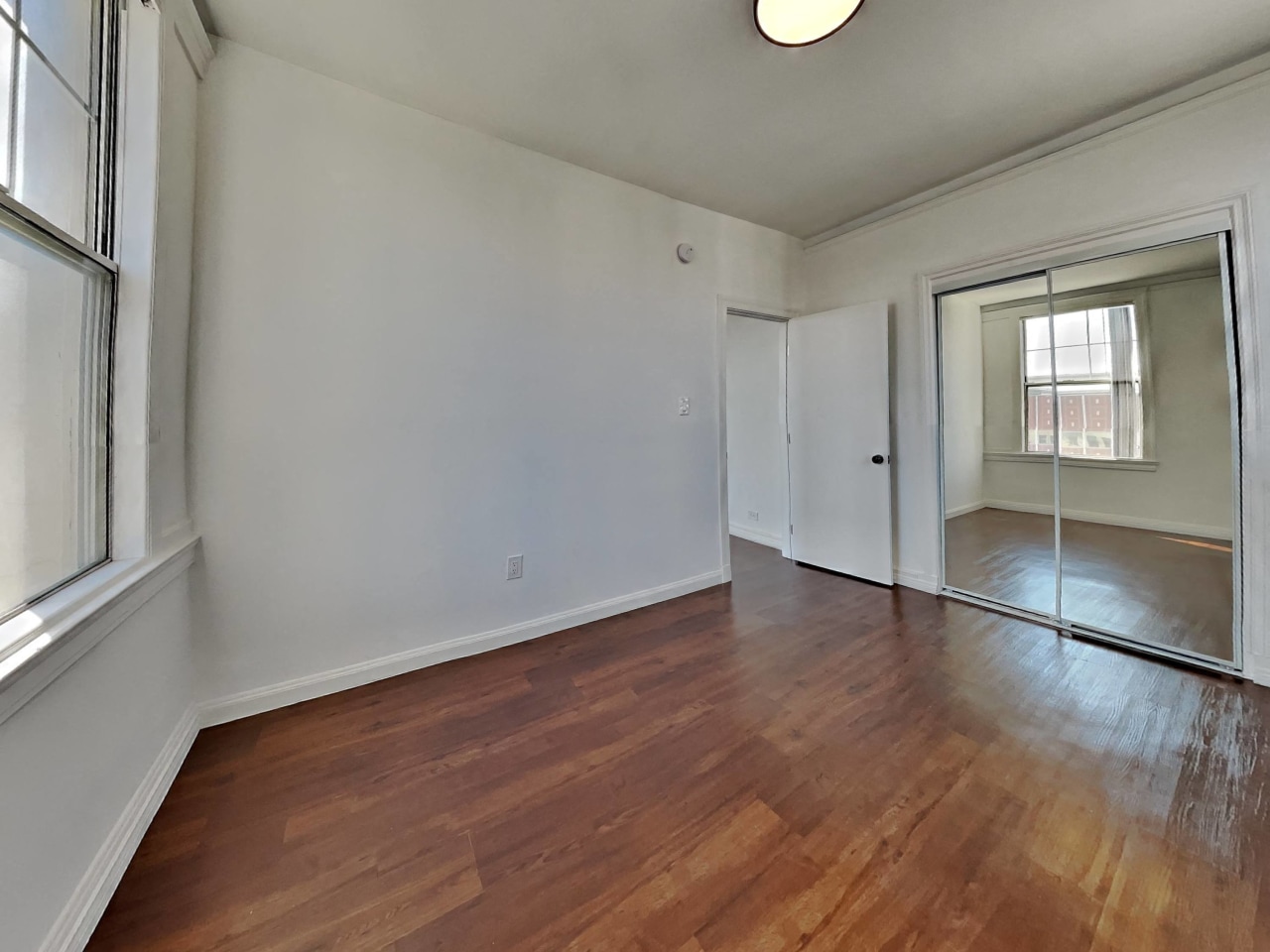 Wilshire Royale Apartments Image 12