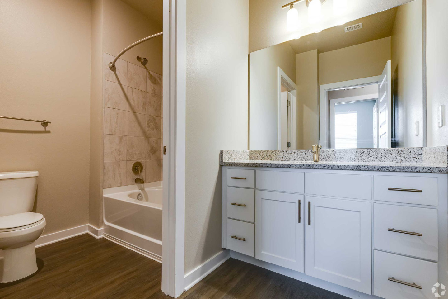 Shoreview Waterfront Apartments Image 12