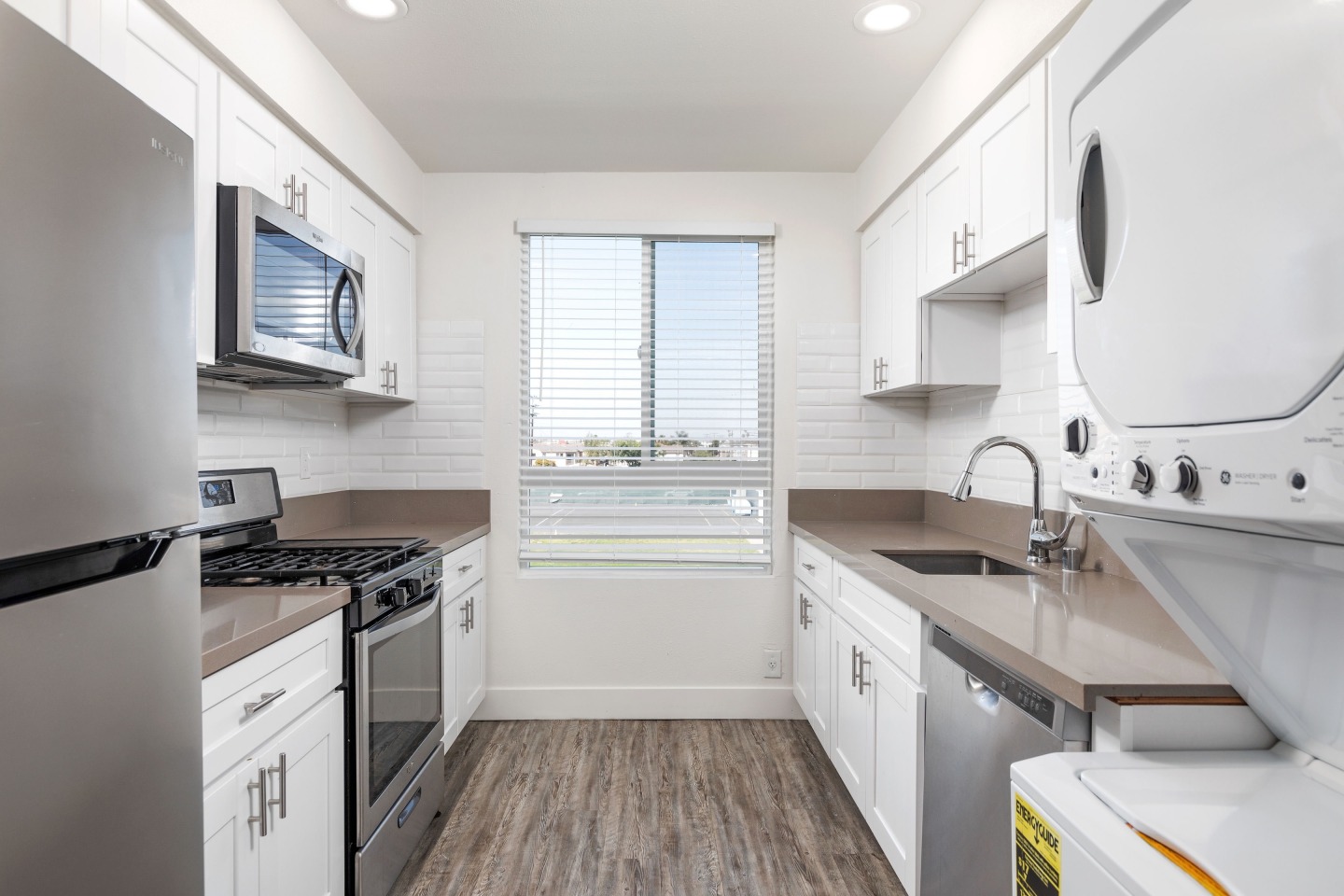 Laurel Pointe Image 1