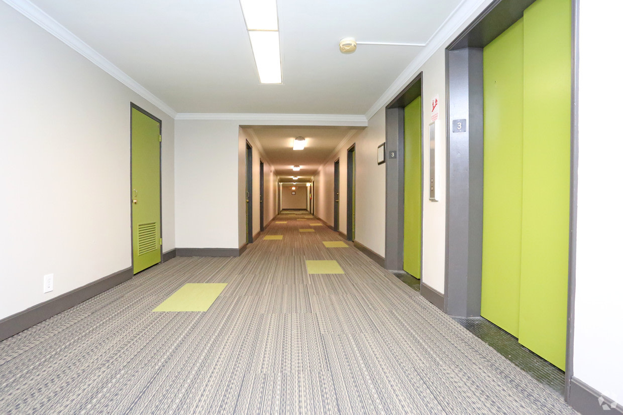 Park Chateau Apartments Image 23