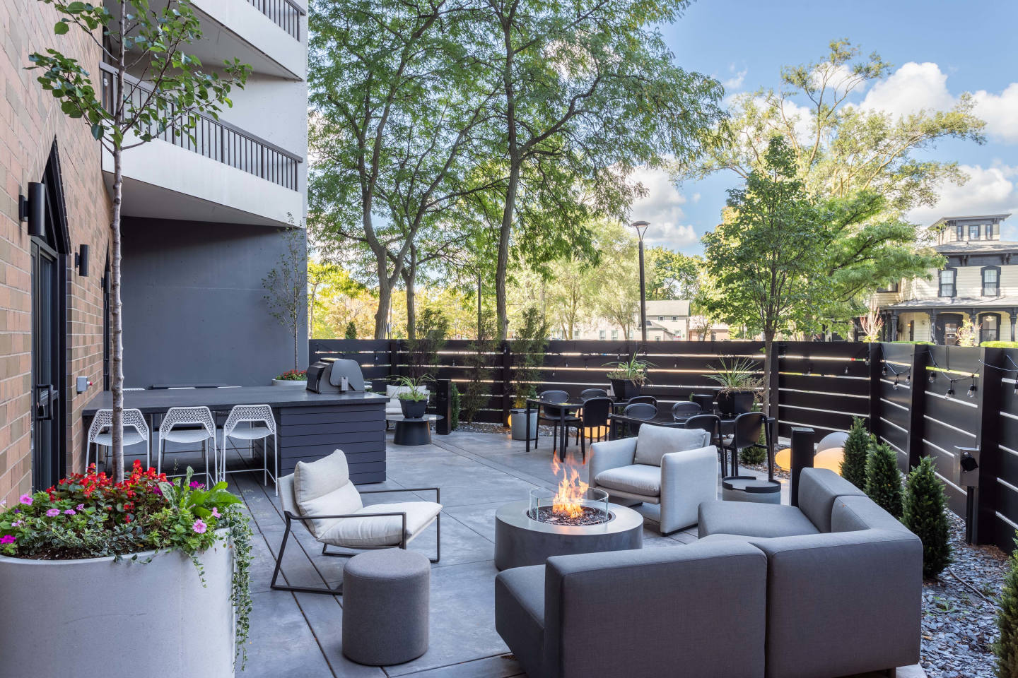 Skyrise Luxury Apartments Image 9