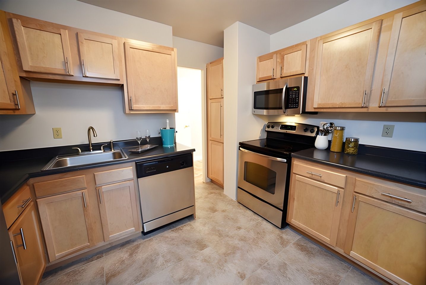 1600 East Avenue Apartments Image 10