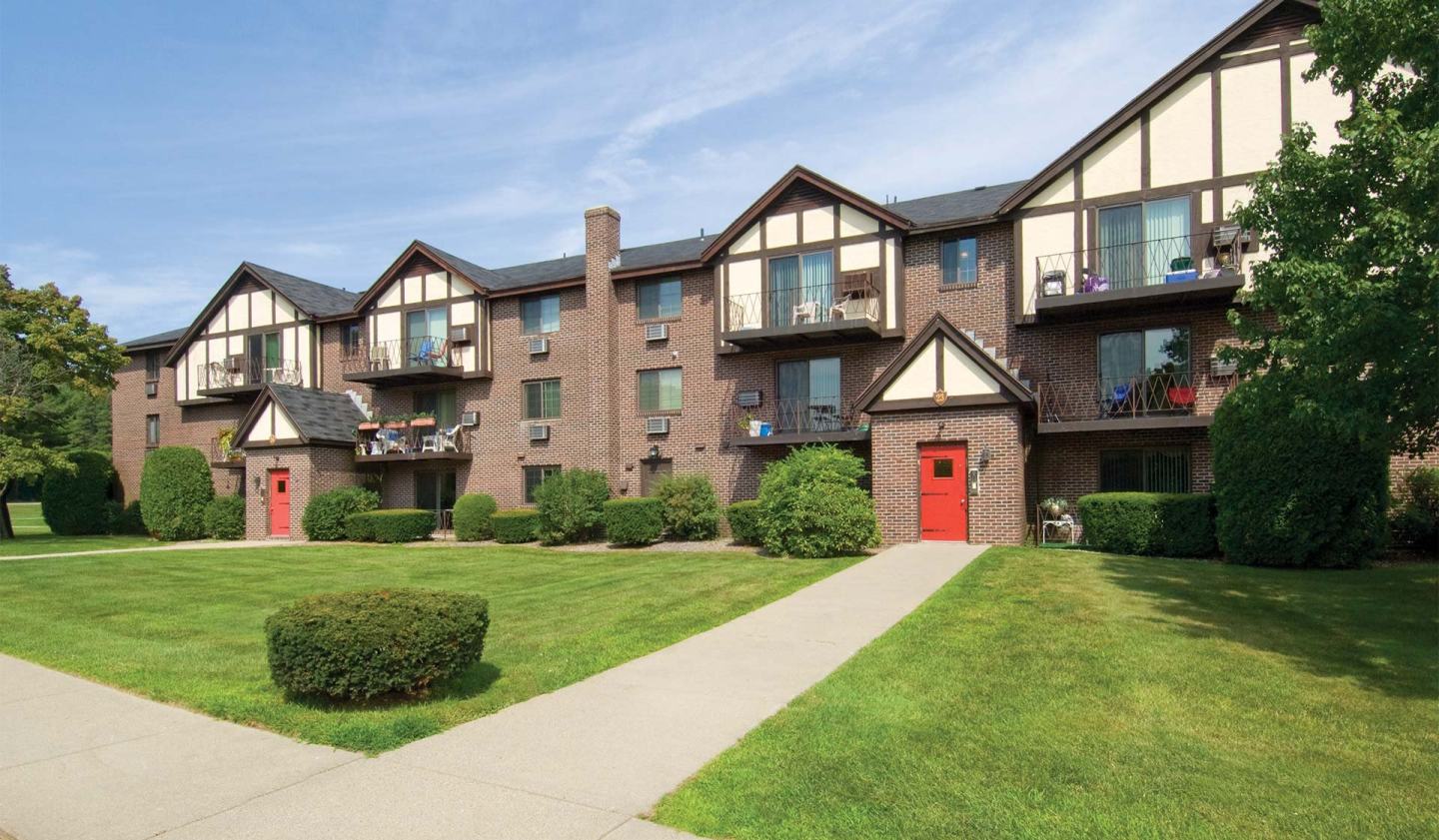 Royal Crest Warwick Apartment Homes Image 14