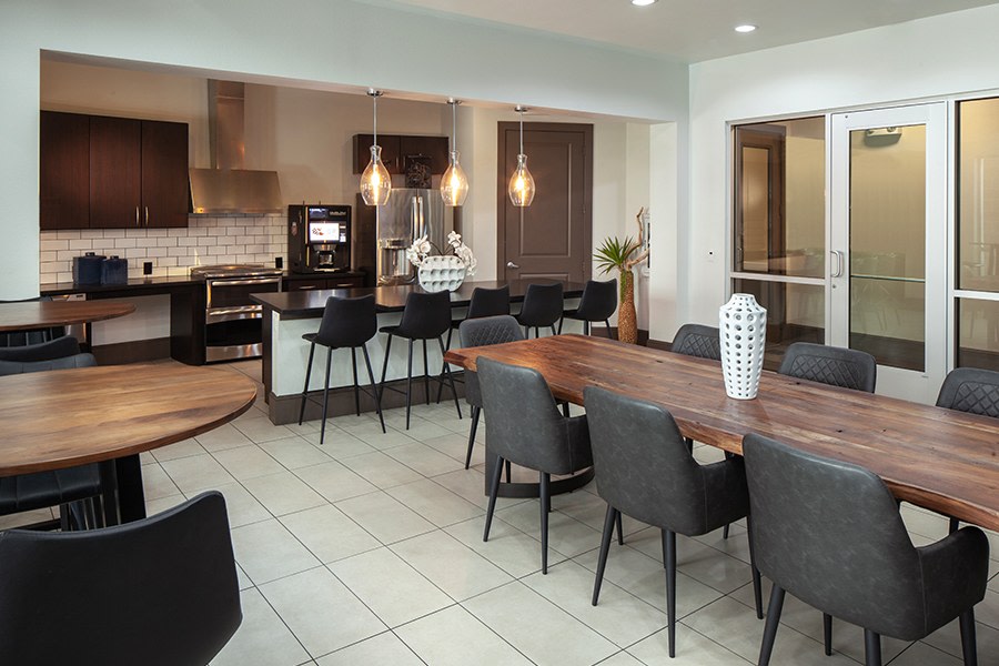 District at Greenbriar Apartments Image 4