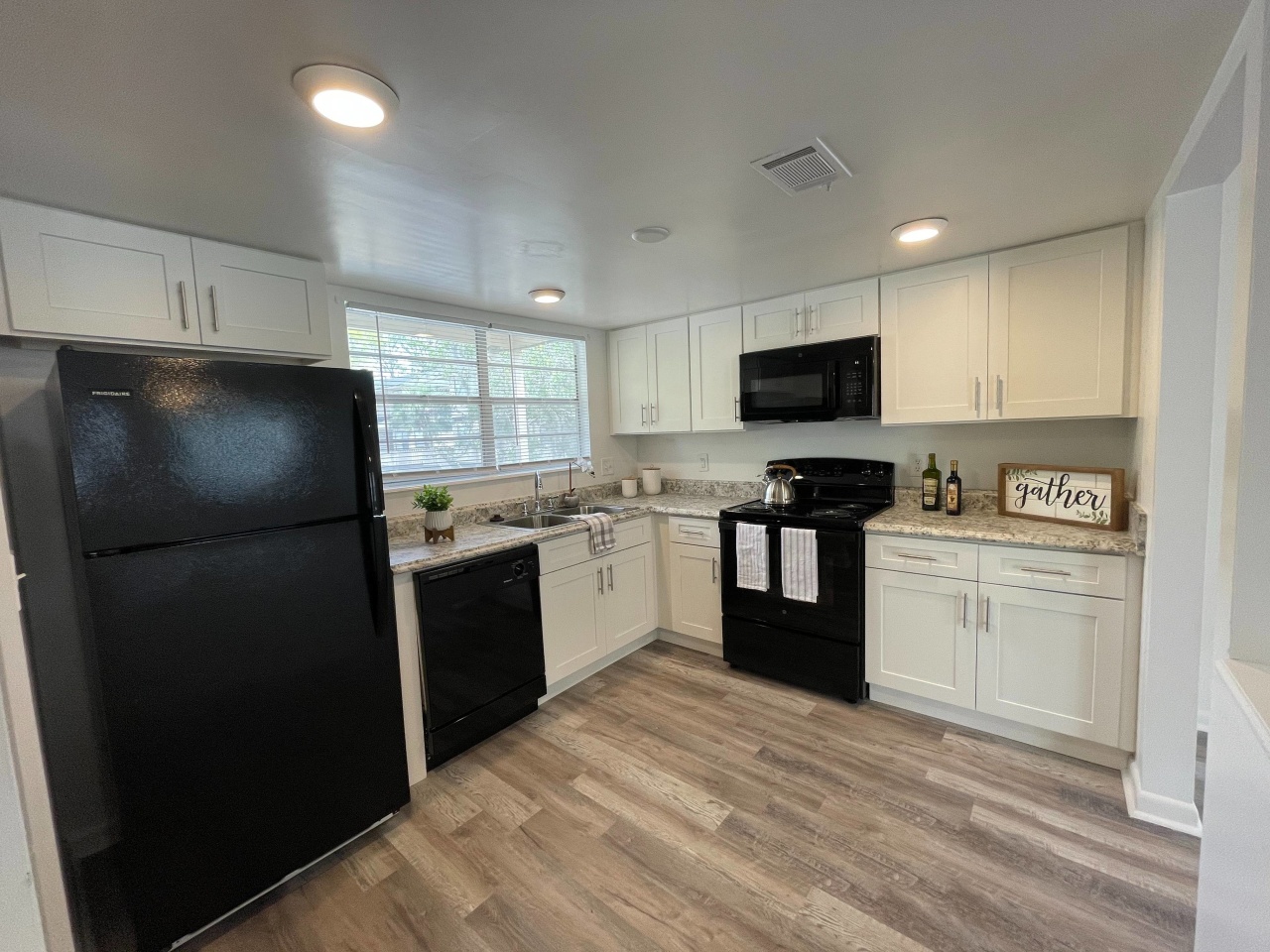 Riviera Park Apartments & Townhomes Image 9