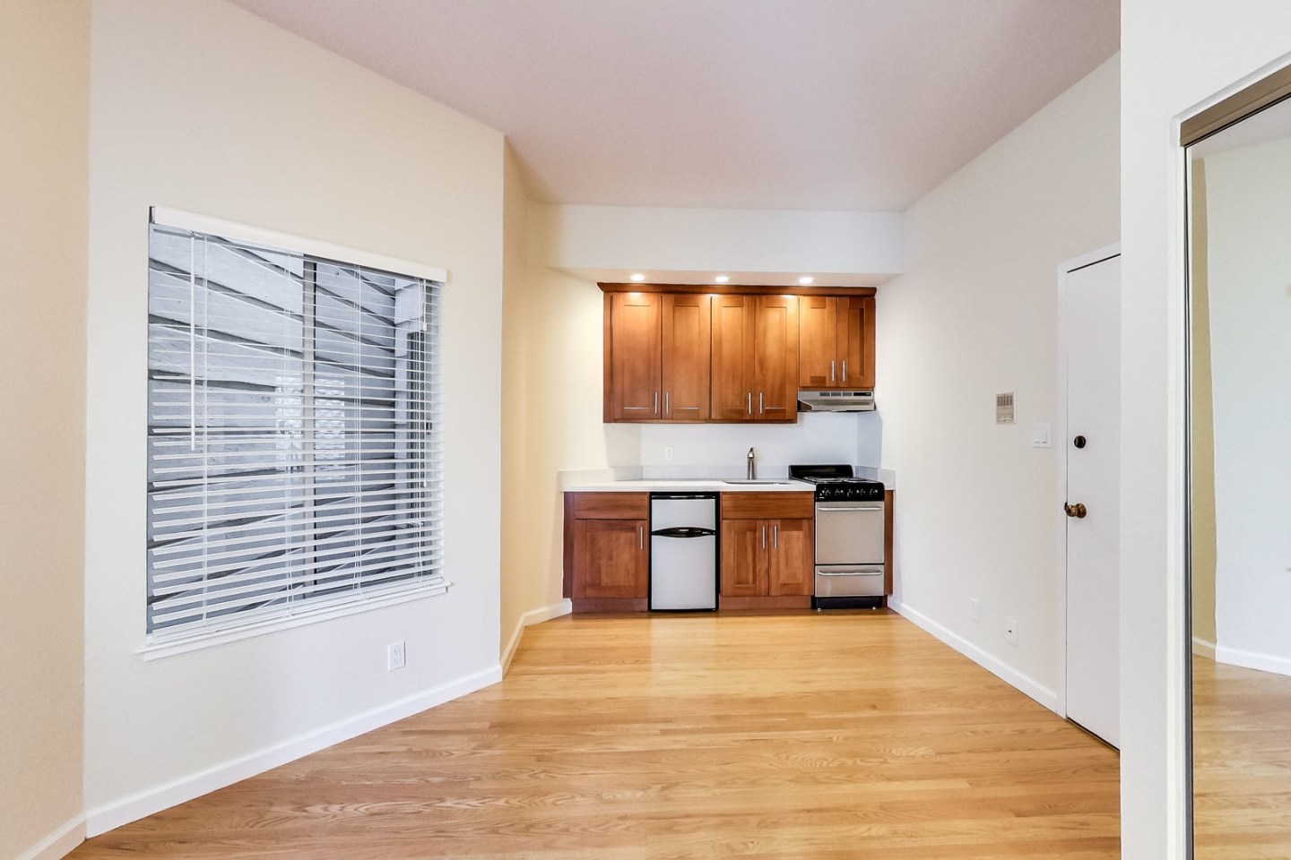 977 PINE Apartments Image 32