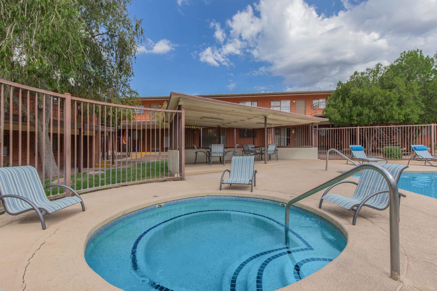 Country Club Apartments Image 2