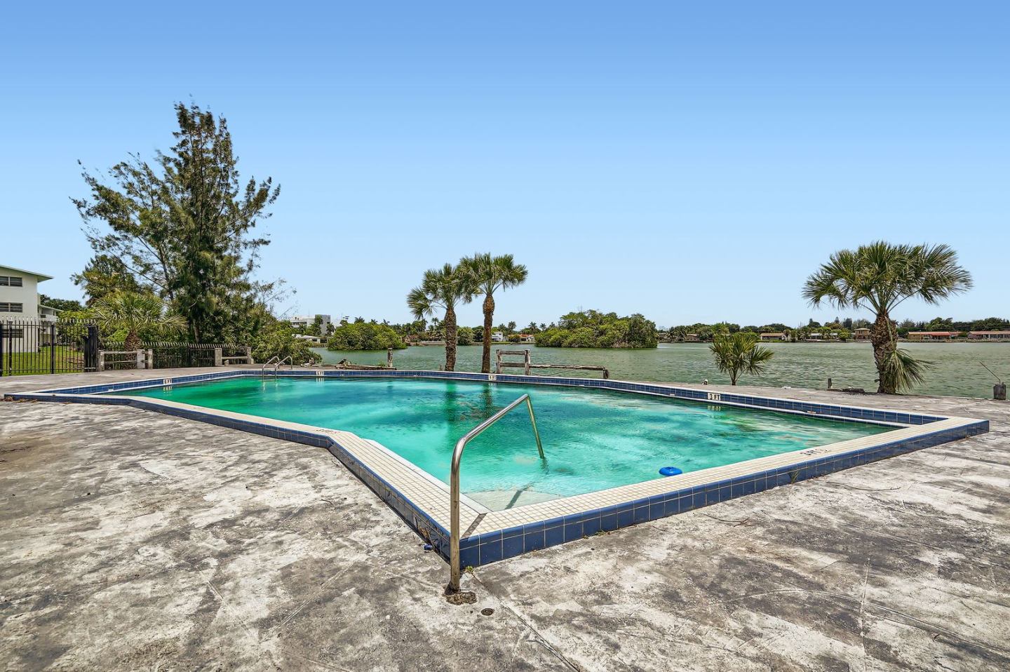 Lakeshore Presidential Apartments Image 1