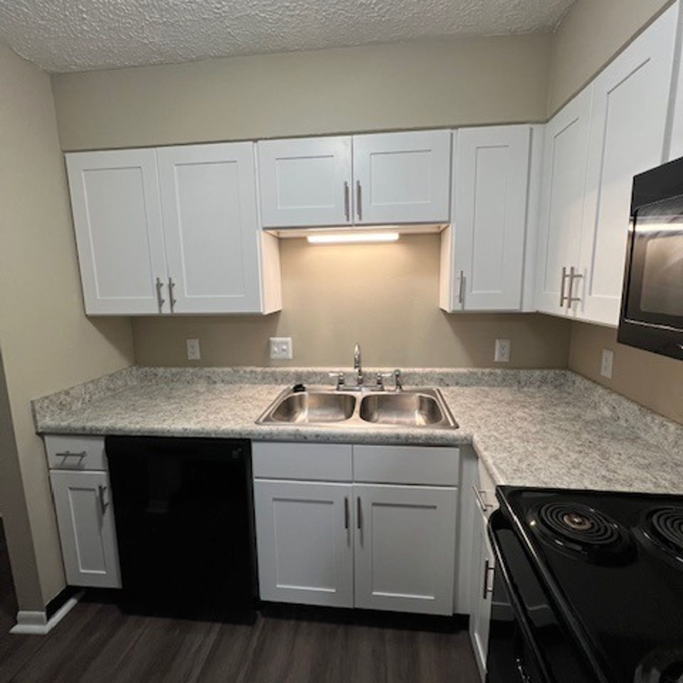 Cross Lakes Apartments Image 8
