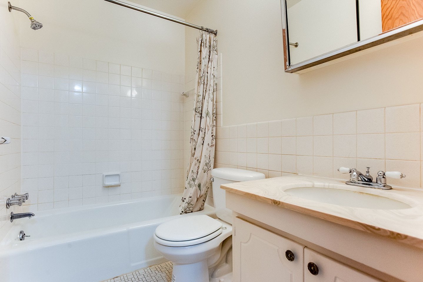Cambridge Court Apartments Image 10
