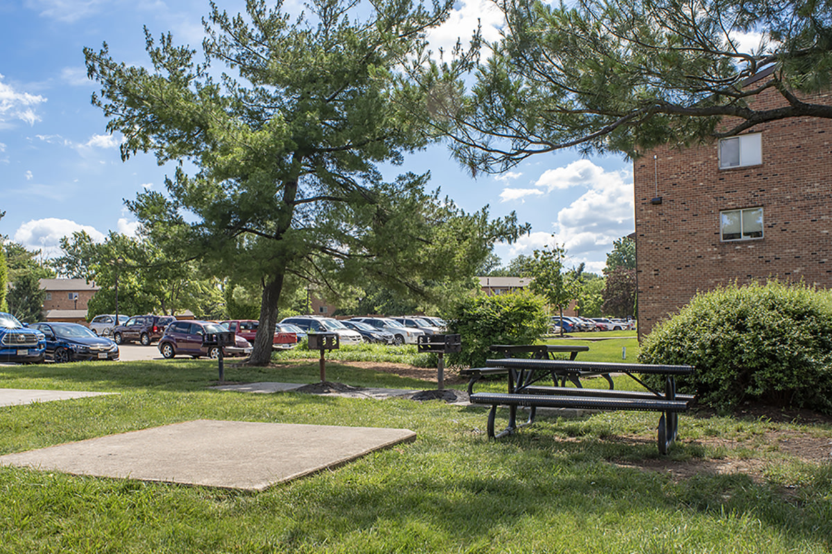 THE MANOR/THE MANOR EAST APARTMENTS Image 30
