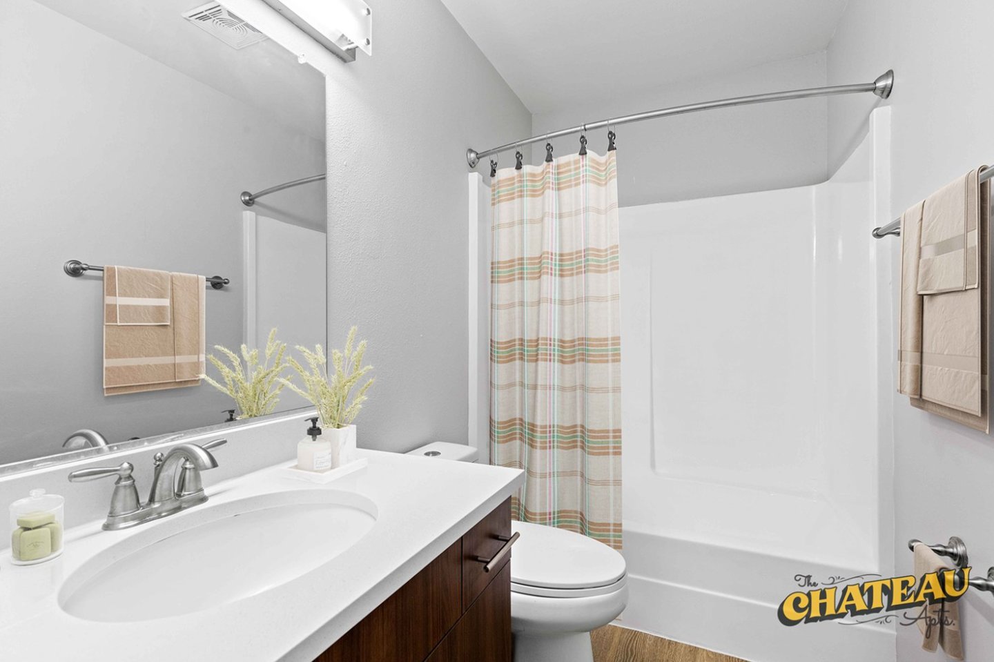 Chateau Apartments Image 6
