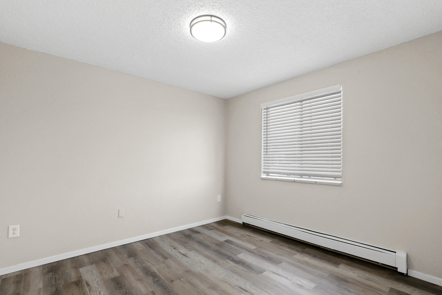 Royal Chateau Apartments Image 11
