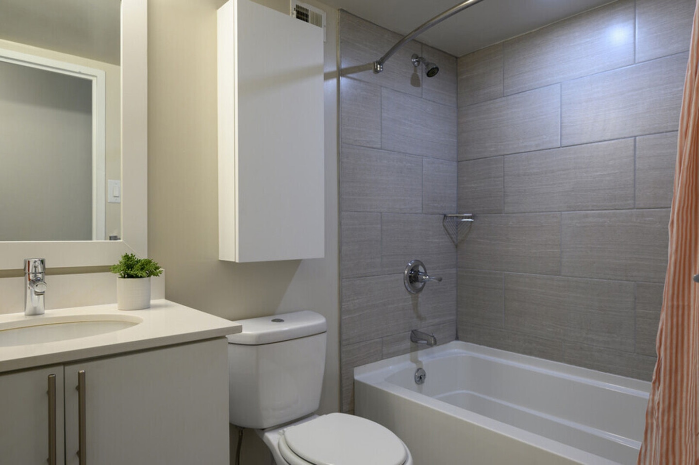 Regency Towers Image 35