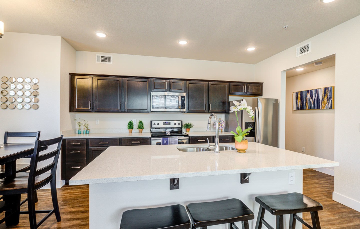 Bucking Horse Apartments Image 4