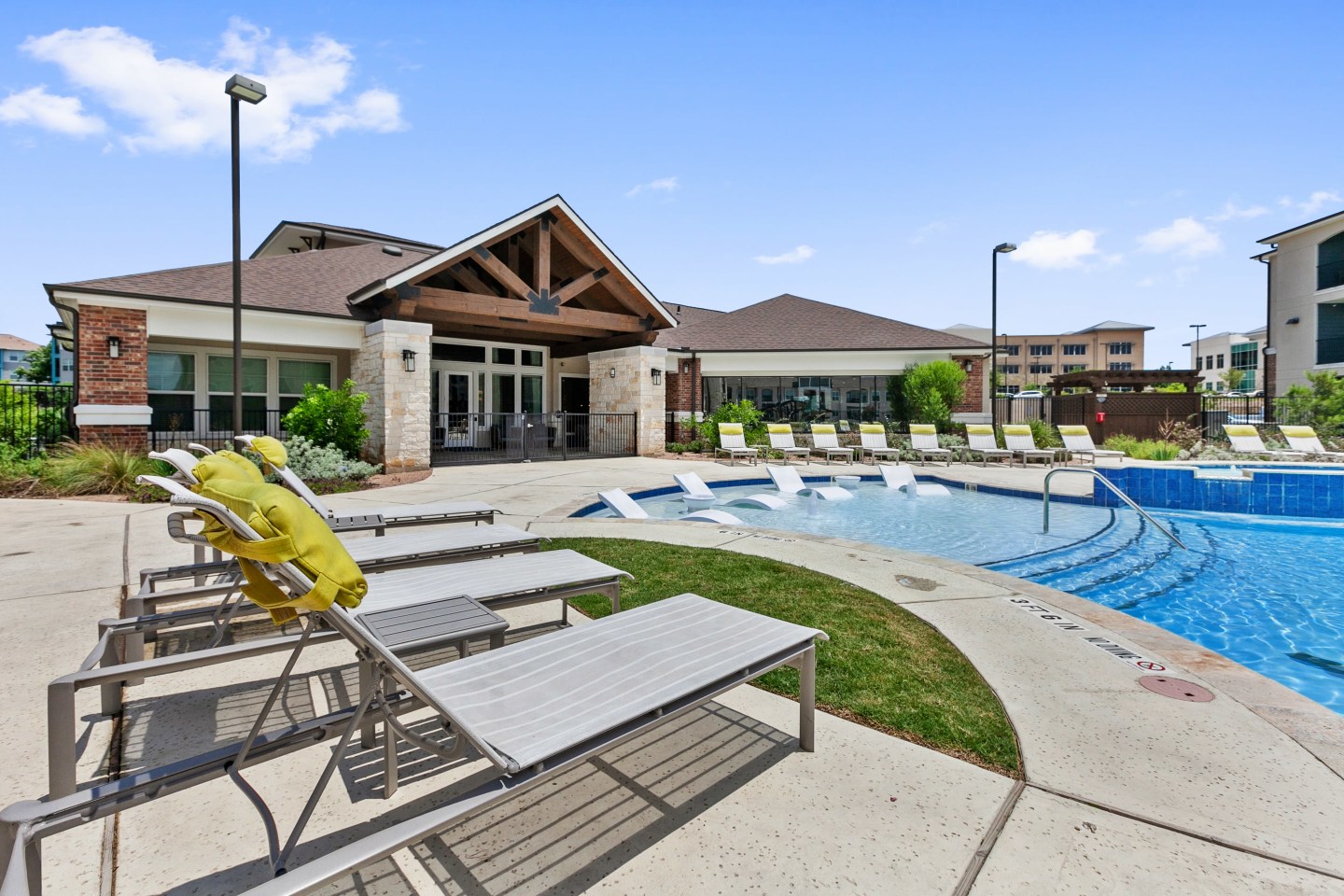 Sadler House Luxury Apartment Homes Image 41