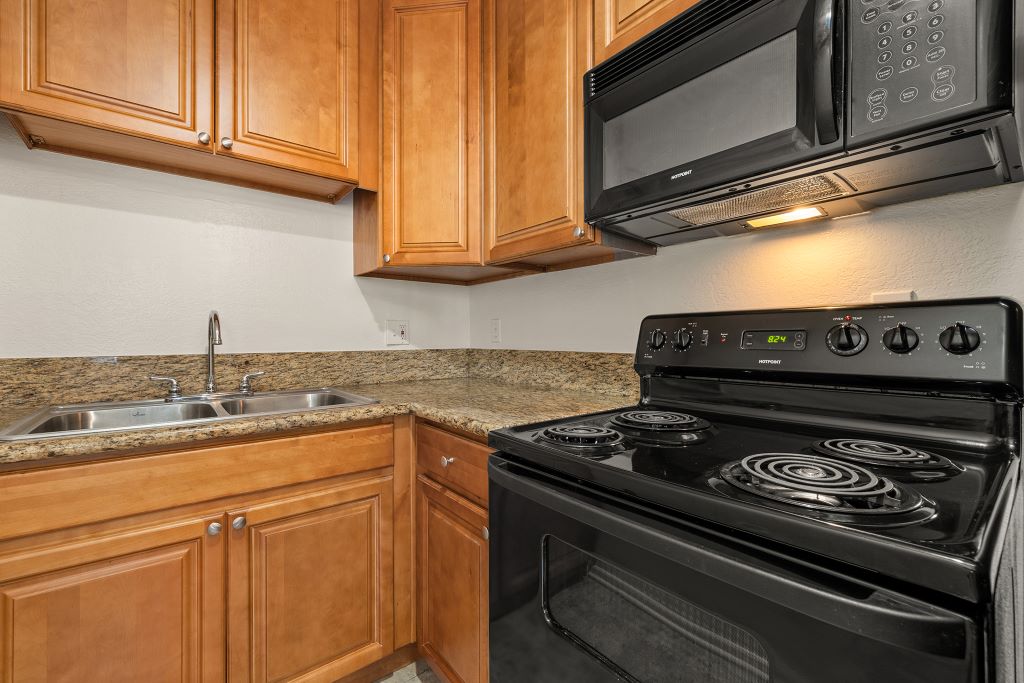 Topanga Canyon Apartments Image 4