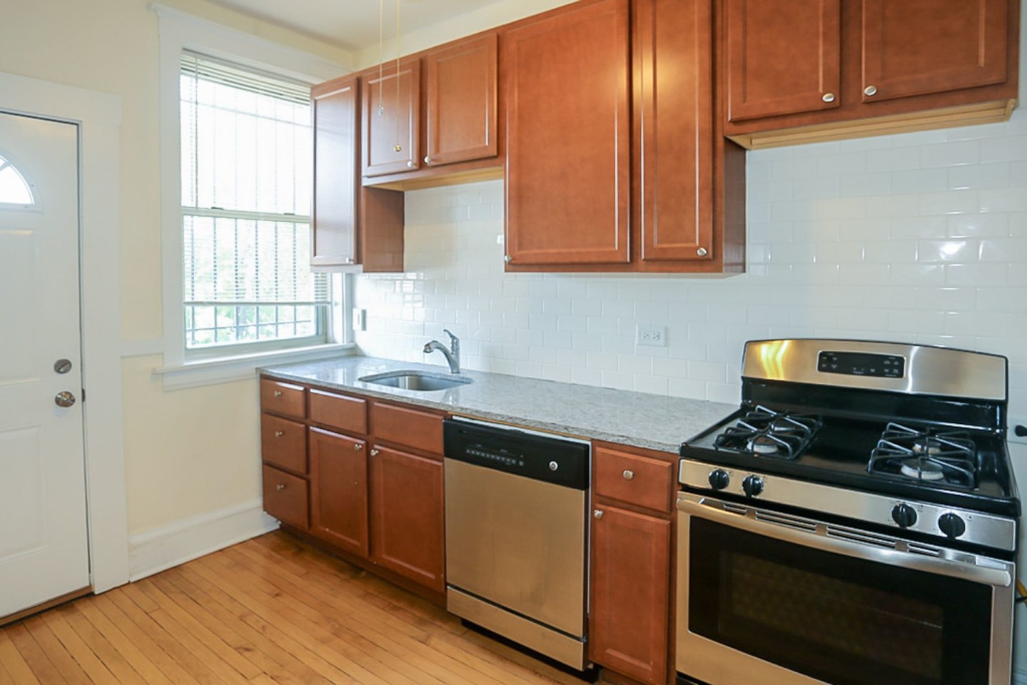 1601-15 W Berteau Image 6