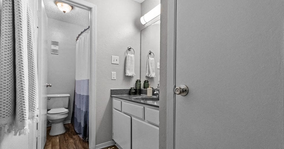 River Oaks Apartments Image 9