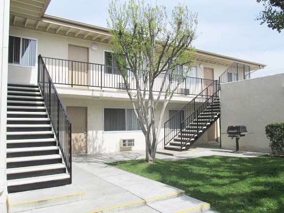 Country Club Apartments Image 8