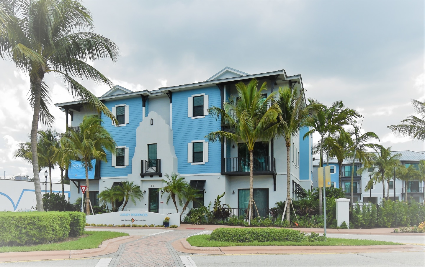 Azul Luxury Image 1