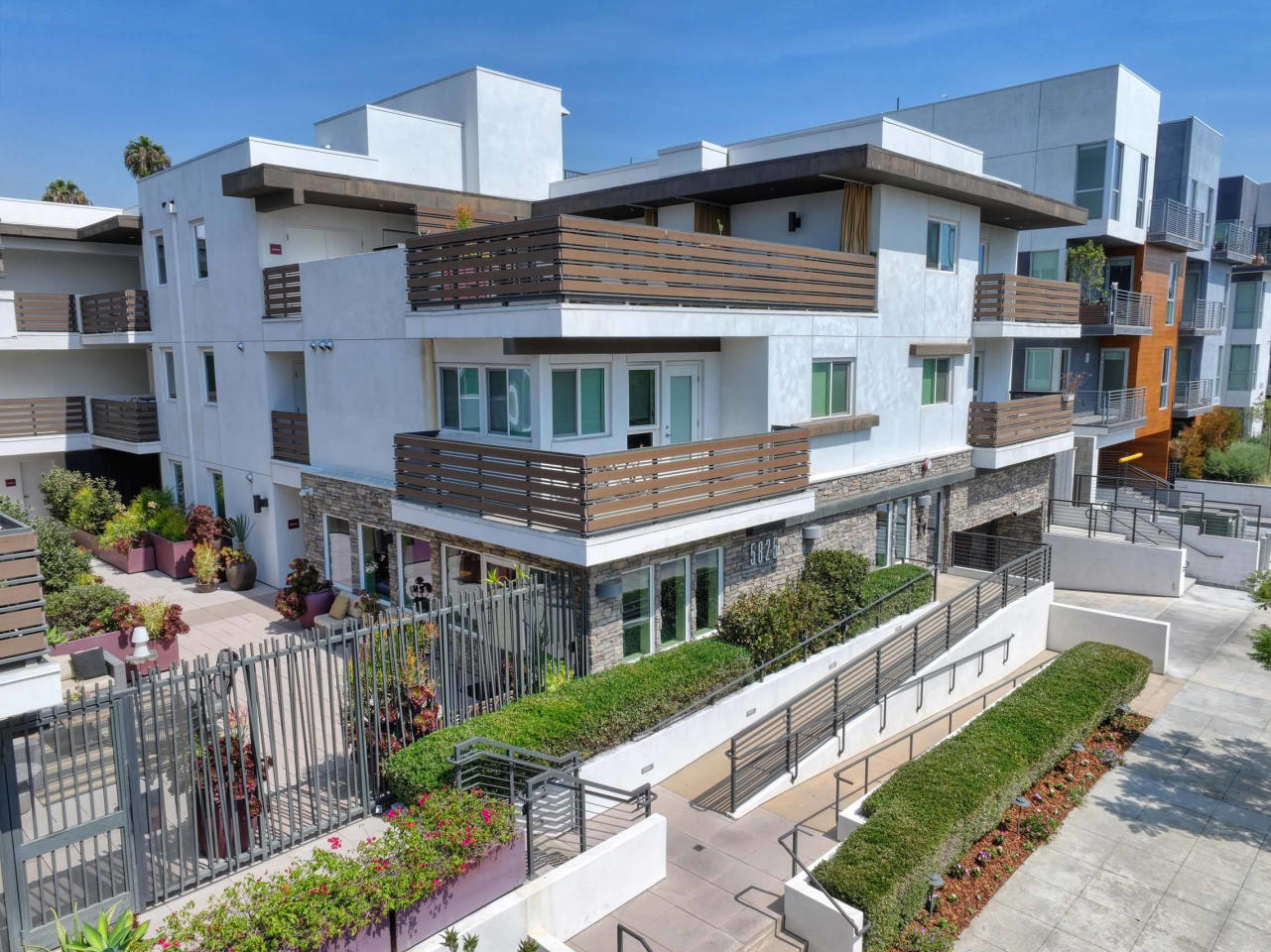 The Metropolitan at Larchmont Village Image 35