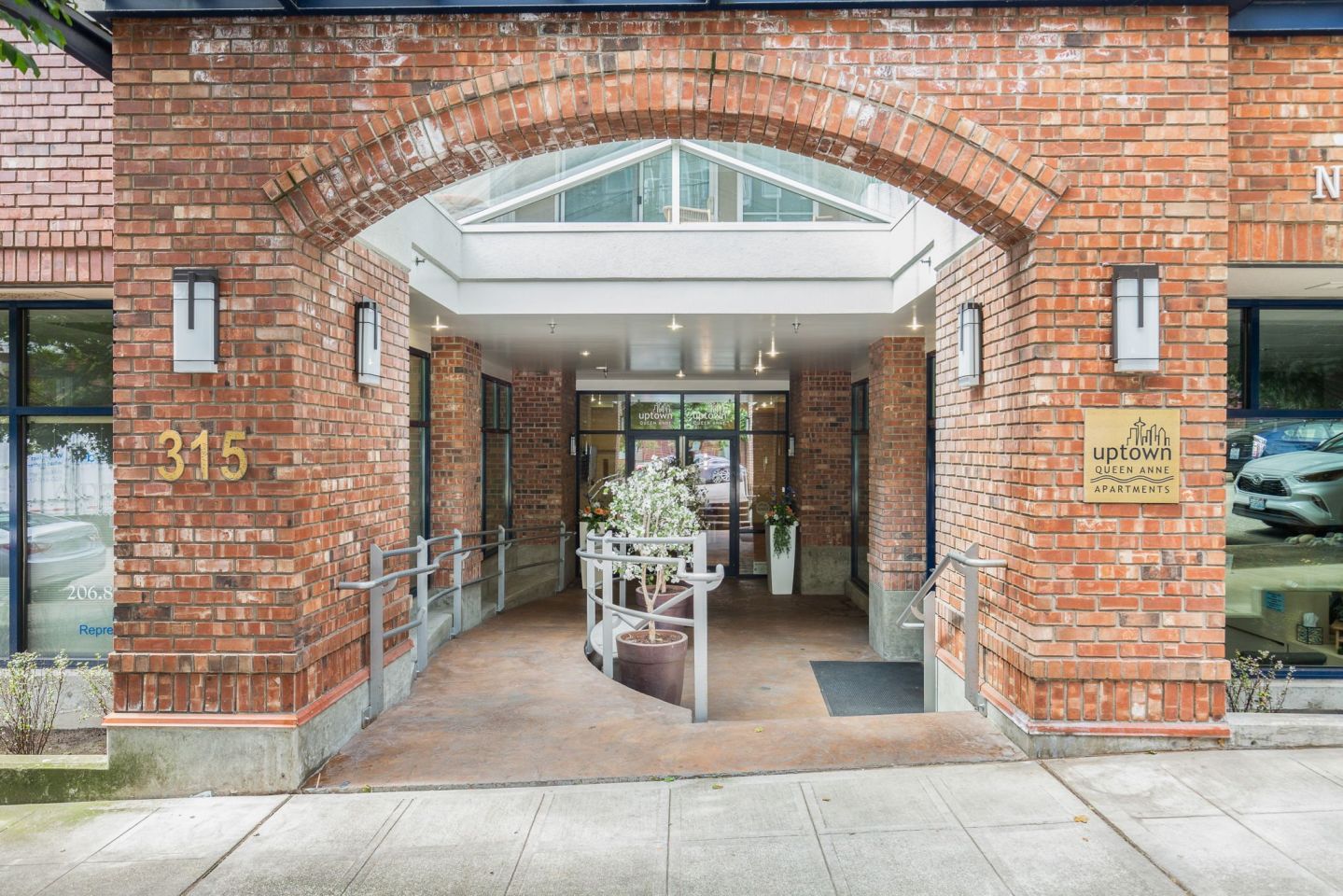 Uptown Queen Anne Image 14