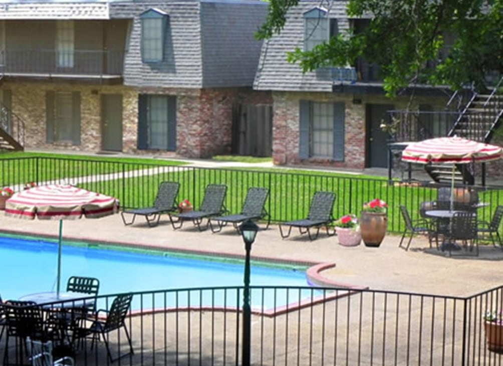 Chateau Apartments Image 17